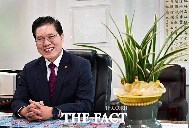 송 의원은 인터뷰에서 수도권 규제를 완화할 필요성을 역설했다. 특히 자연보전권역의 체계적 개발을 통해 발생하는 편익을 지방과 공유하며 수도권과 지방이 함께 상생하는 정책 전환이 필요하다고 강조했다. /배정한 기자