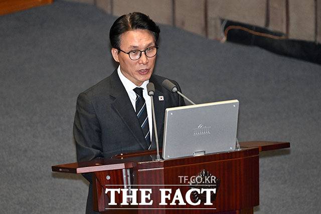 김민석 국무총리는 9일 국회 대정부질문에서 박충권 국민의힘 의원이 우리 군과 관련해 "위협 인지 능력도 없고 대책도 없고 기강도 없고 훈련도 없고 모든 게 없다. 딱 하나 있는 게 김정은 심기 보좌"라고 말하자 "얻다 대고 감히 국군에 대해서 아무것도 없다고 하느냐"라며 소리쳤다. /국회=남용희 기자