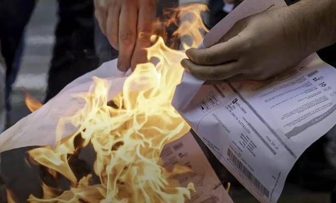 이탈리아 수도 로마에서 비싼 전기요금에 항의해 고지서를 불태우는 퍼포먼스가 벌어지고 있다./Wanted in Rome