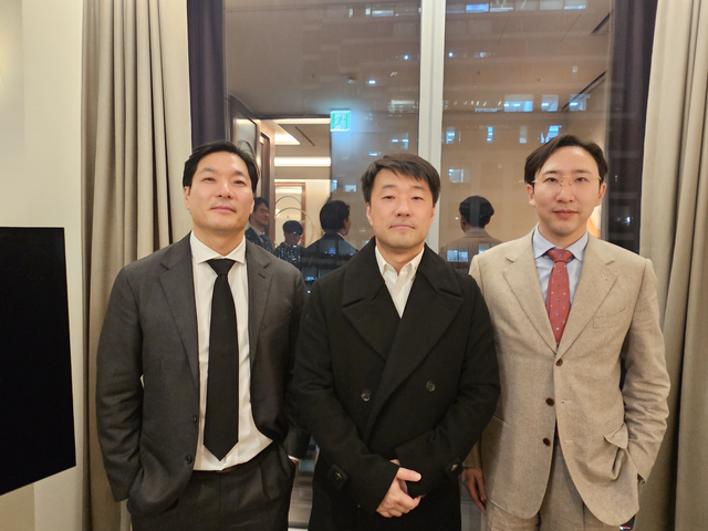 (왼쪽부터) 이제충 CSOP자산운용 상무, 왕이(Wang Yi) CIO, 선원관(Wenguan Shen) 그랜드 인베스트먼트 창업자.