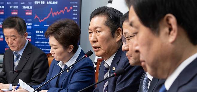 정청래 더불어민주당 대표가 9일 국회에서 열린 최고위원회의에서 2차 특검 추천 논란과 관련한 사과 발언을 하고 있다. 연합뉴스