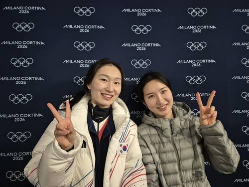 ▲ 쇼트트랙 국가대표 최민정(왼쪽)과 김길리가 9일(한국시간) 이탈리아 밀라노 아이스스케이팅 아레나에서 열린 2026 밀라노·코르티나담페초 동계 올림픽 공식 훈련을 마친 뒤 인터뷰 후 포즈를 취하고 있다. 연합뉴스