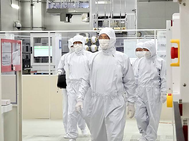 이재용 삼성전자 회장이 삼성전자 기흥캠퍼스 내 첨단 복합 반도체 연구개발(R&D) 센터인 NRD-K 클린룸 시설을 살펴보고 있다. 삼성전자 제공