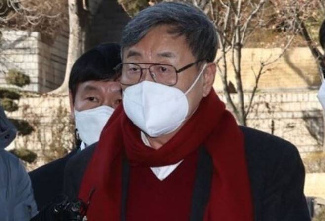 성범죄 혐의로 법원 공판에 출석하고 있는 김준기 DB그룹 회장. 사진=연합뉴스