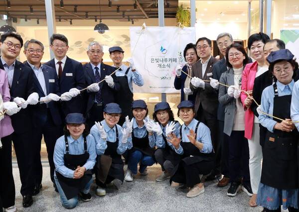 어르신들이 바리스타로 일하는 과천시 은빛나루카페 개소식 모습(2023년 개소). 과천시 제공