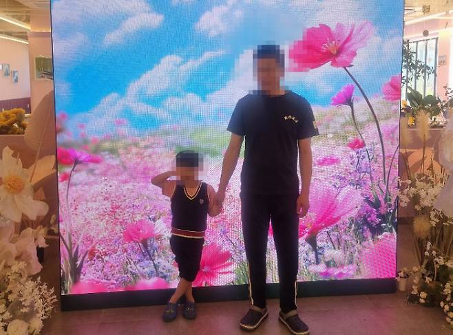 오선호씨의 8세 아들과 아버지 모습. 아들은 현재 오선호씨의 어머니가 돌봐주고 계신다. 아버지 제공