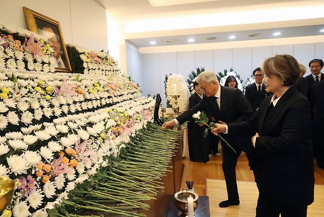 1월27일 문재인 전 대통령 내외가 고 이해찬 민주평통 수석부의장의 빈소에서 조문하고 있다.ⓒ사진공동취재단
