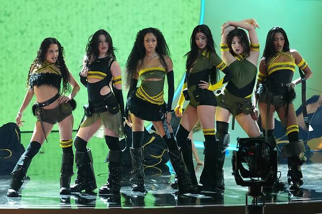 하이브의 글로벌 걸그룹 캣츠아이가 최근 그래미(사진) 무대를 밟은 것에 이어 빌보드·북미 토크쇼·슈퍼볼·코첼라 등 슈퍼스타의 인증 관문으로 불리는 이른바 ‘5 대장’을 섭렵하며 폭등세를 연출하고 있다. AP 뉴시스