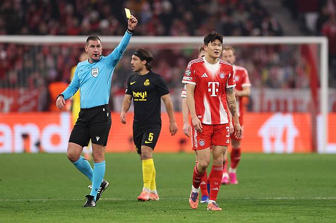 바이에른 뮌헨 김민재가 지난달 22일 UCL 위니옹 생질루아즈전에서 경고를 받고 있다. Getty Images코리아