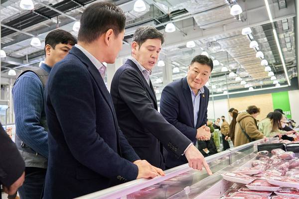 정용진 신세계그룹 회장이 지난 9일 트레이더스 인천 구월점에서 매장을 둘러보고 있다./신세계그룹 제공