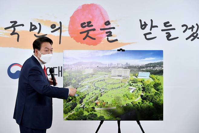 윤석열 전 대통령이 당선인 시절인 2022년 3월 용산 대통령실 이전을 설명하고 있다. /뉴시스