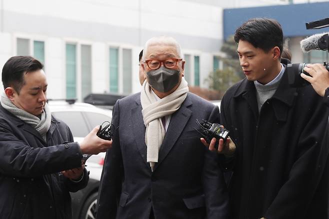 삼표그룹 정도원 회장(가운데)이 10일 오후 경기도 의정부시 가능동 의정부지방법원에서 선고 공판 출석을 위해 법정으로 이동하고 있다. 연합뉴스