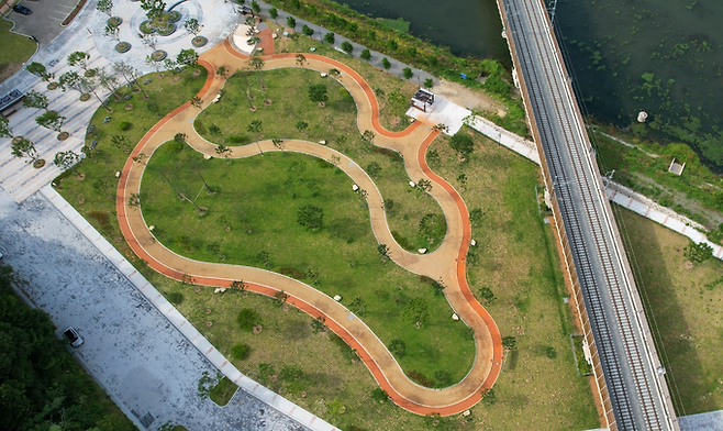 ▲ 경북 의성군 의성읍 남대천 행운의 쉼터 일원에 황톳길과 마사토 산책로가 곡선형 동선으로 조성돼 맨발 걷기와 휴식을 겸한 주민 체감형 산책 공간을 형성하고 있다. 의성군