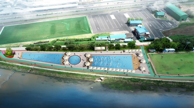 ▲ 경북 의성군 의성읍 남대천 일원에 조성 중인 고향의강 물놀이장이 하천을 따라 수영장과 휴식 공간을 갖춘 여름철 주민 체감형 생활 인프라로 구축되고 있다. 의성군