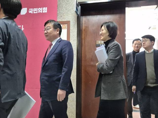 10일 국회에서 국민의힘 지도부와 대구·경북지역 국회의원들이 면담을 마친 뒤 회의장을 나서고 있다. 이상훈 기자