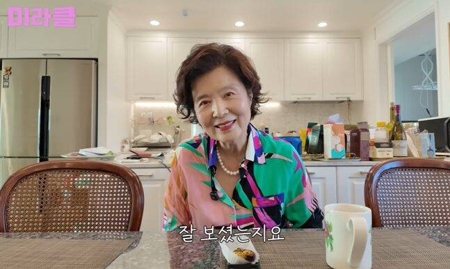 피부 자극이 적은 아침 세안으로 70대에도 깨끗한 피부, 고운 미모를 자랑하는 윤미라. 사진=유튜브 채널 '미라클' 캡처