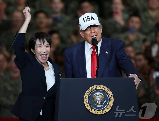 도널드 트럼프 미국 대통령이 28일 일본 가나가와현 요코스카에 있는 미 해군 기지를 방문해 미 항공모함 조지워싱턴 함상에서 군 장병들을 대상으로 연설했다. 다카이치 사나에 일본 총리는 미 항모를 함께 시찰했다. 2025.10.28 ⓒ 로이터=뉴스1