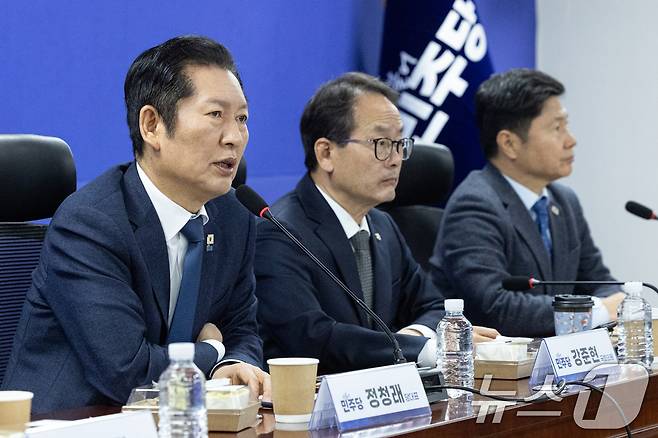 정청래 더불어민주당 대표가 10일 서울 여의도 국회 의원회관에서 열린 조국혁신당과의 합당 관련 재선 의원 모임 간담회에 참석해 인사말하고 있다. 2026.2.10 ⓒ 뉴스1 이승배 기자