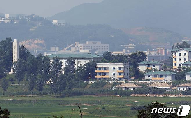 지난 2022년 경기도 파주시 판문점 3초소에서 바라본 북한 기정동 마을 너머로 개성공단이 보이고 있다. 2022.7.19 ⓒ 뉴스1 사진공동취재단