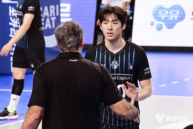 김진영(위쪽). 사진 | 한국배구연맹