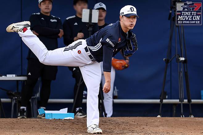 두산 최원준이 호주 시드니 블랙타운 야구장에서 진행된 스프링캠프서 불펜피칭에 임하고 있다. 사진 | 두산 베어스
