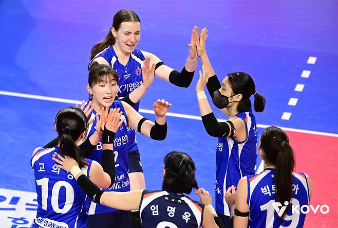 기뻐하는 기업은행 선수들. 제공 | 한국배구연맹