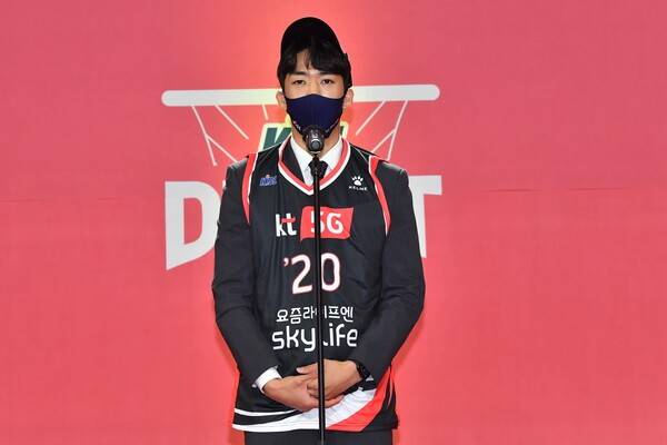 2020년 드래프트 전체 2순위로 KT 유니폼을 입은 박지원. /사진=KBL