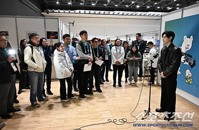 엔하이픈 성훈이 9일(한국시간) 이탈리아 밀라노 올림픽 메인프레스센터를 방문했다. 기자들 질문에 답하고 있는 성훈. 밀라노(이탈리아)=송정헌 기자songs@sportschosun.com/2026.02.09/