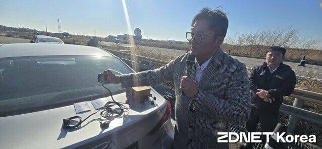 최재혁 TS 화성교통안전체험교육센터 교수가 페달오조작 방지장치 구성품을 설명하고 있다.