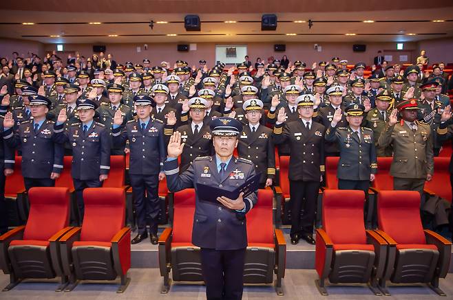지난 9일 국방대학교 본교 컨벤션센터 세종대강당에서 열린 '2026년 안보과정 입교식'에서 대표 윤용복 공군 대령과 입학생들이 선서를 하고 있다. 국방대학교 제공