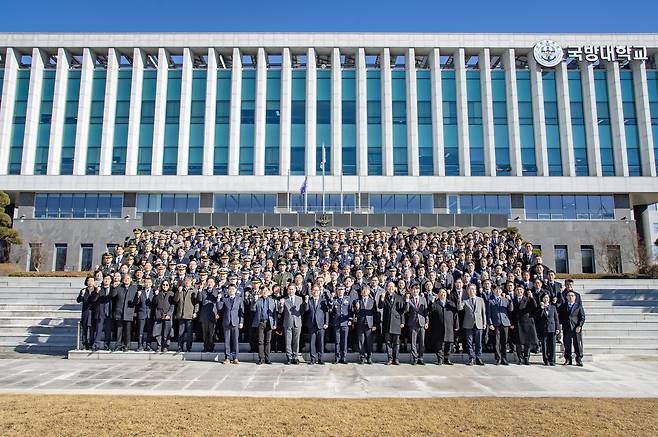 국방대학교 '2026년 안보과정 입교식'을 마친 안보과정 학생들이 힘찬 도약을 다짐하며 김영호 총장직무대행을 비롯한 국방대 주요직위자, 교수들과 함께 기념촬영을 하고 있다. 국방대학교 제공