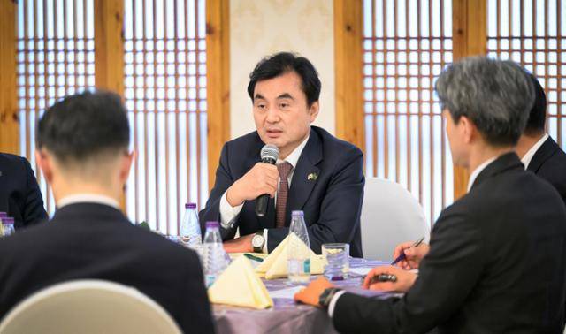 사우디아라비아를 방문 중인 안규백 국방부 장관이 9일 사우디 세계방산전시회에 참가한 방산 중소기업 관계자들과 간담회를 하고 있다. 국방부 제공
