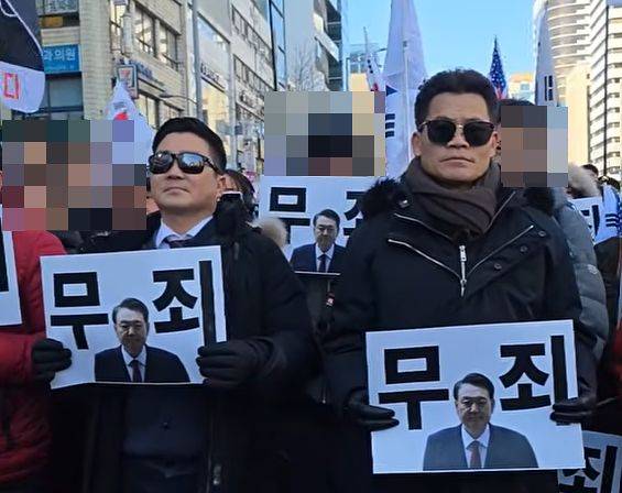 김현태 전 특수전사령부 707특수임무단장(왼쪽)과 한국사 강사 출신 유튜버 전한길씨가 지난 8일 서울 강남구 논현역 일대에서 열린 ‘윤어게인’ 집회에 참석한 모습. 사진 유튜브 채널 ‘전한길뉴스’ 캡처