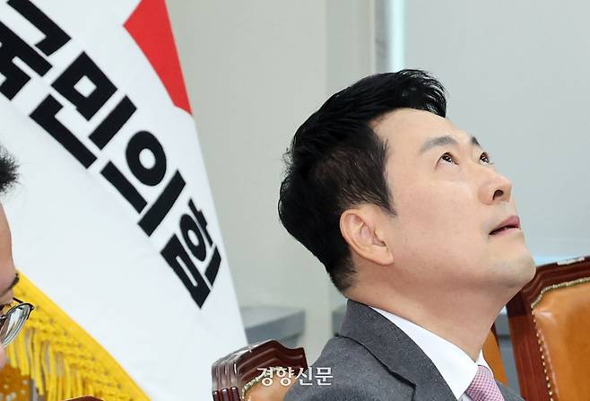 장동혁 국민의힘 대표가 9일 국회에서 열린 최고위원회의에서 무거운 표정으로 천정을 보고 있다. 박민규 선임기자