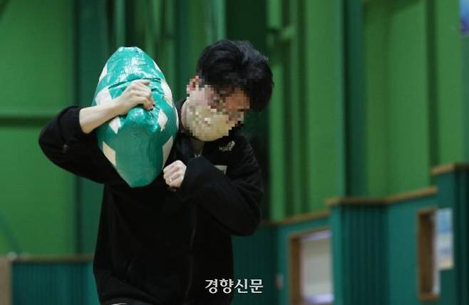 2023년 서울 용산구 환경미화원 지원자가 모래주머니 메고 20m왕복 달리기를 하고 있다. 권도현 기자