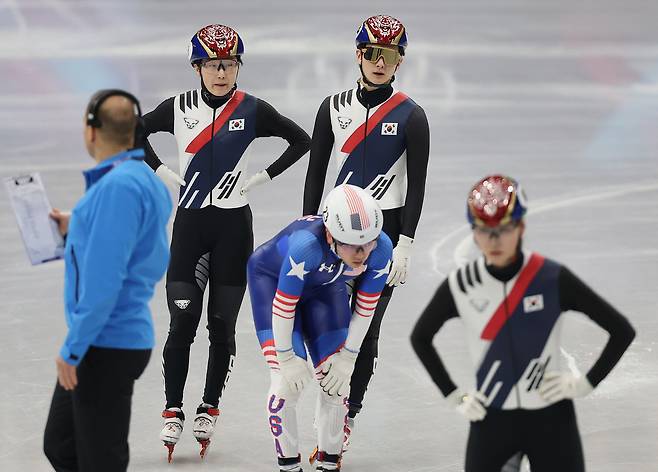 10일(현지시간) 이탈리아 밀라노 아이스스케이팅 아레나에서 열린 2026 밀라노ㆍ코르티나담페초 동계올림픽 쇼트트랙 혼성계주 파이널B 순위 결정전에 출전한 최민정과 신동민이 경기를 마친 뒤 서로를 위로하고 있다. 2026.2.10 연합뉴스