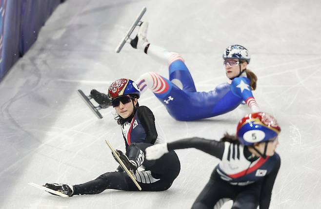 10일(현지시간) 이탈리아 밀라노 아이스스케이팅 아레나에서 열린 2026 밀라노ㆍ코르티나담페초 동계올림픽 쇼트트랙 혼성계주 준결승에서 한국 김길리가 미국 커린 스토더드 에 의해 넘어지고 있다. 2026.2.10 연합뉴스