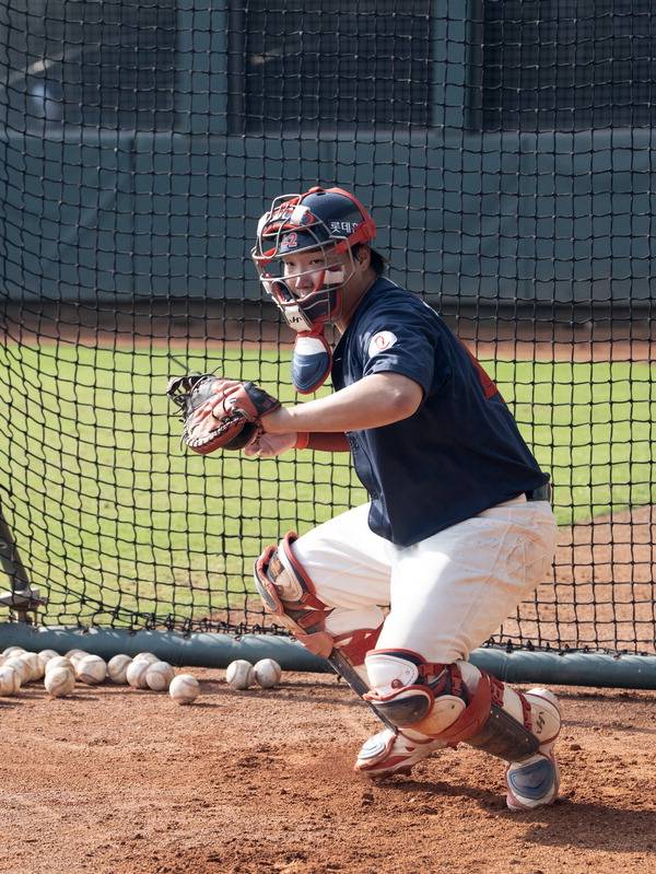 지난 7일 대만 타이난시에 꾸려진 롯데 자이언츠 스프링캠프에서 포수 정보근이 송구 훈련을 하고 있다. 김진철 PD