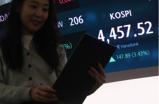 젊은 세대일수록 국내보다는 해외 주식와 상장지수상품(ETP)에 투자하는 성향이 강하다는 분석이 나왔다. (사진=연합뉴스)