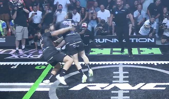두 선수가 전력 질주해 정면 충돌하는 신종 격투 스포츠 '런 잇 스트레이트' 경기 장면. 사진은 지난 7일(현지 시간) 호주 시드니에서 치러진 런 네이션 챔피언십 경기 영상./사진=RNC 경기 화면캡처.