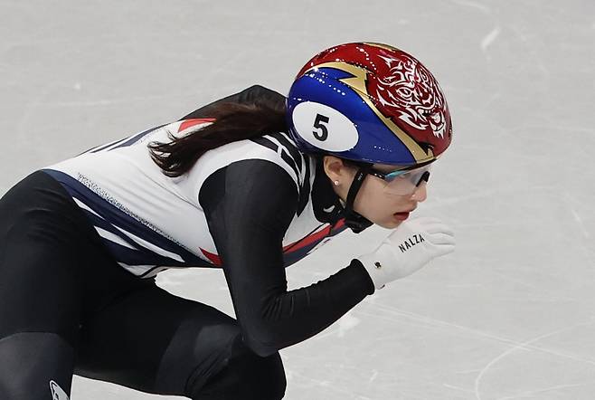 쇼트트랙 대표팀 최민정이 10일(현지시간) 이탈리아 밀라노 아이스 스케이팅 아레나에서 열린 2026 밀라노·코르티나담페초 동계올림픽 쇼트트랙 여자 500m 예선에서 역주하고 있다/사진=뉴스1