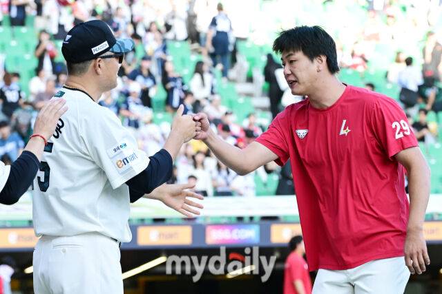 21일 오후 인천SSG랜더스필드에서 진행된 '2025 신한 SOL뱅크 KBO 리그' 두산-SSG의 경기. SSG 이숭용 감독이 7-3으로 승리한 뒤 선발 김광현과 하이파이브를 하고 있다./마이데일리