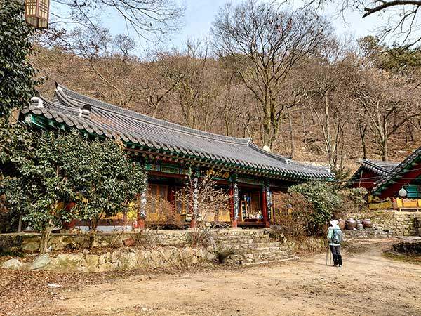 헬기장 아래 학선암. 강증산의 유적지 중 하나다.
