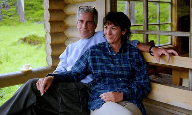 미성년자 성매매 혐의로 재판 중 2019년 교도소에서 사망한 제프리 엡스타인(큰 사진 왼쪽)과 그의 전 연인이자 공범 길레인 맥스웰. 교도소에 수감 중인 맥스웰은 9일(현지시간) 사면을 요구하며 연방 의회 증언을 거부했다. 미 법무부 제공