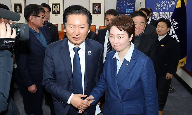 합당 논란 종지부 더불어민주당 정청래 대표(왼쪽)가 10일 국회에서 최고위원회의 후 지방선거 전 조국혁신당과의 합당 논의를 중단하겠다고 밝힌 뒤 합당에 반대를 표명해 온 이언주 최고위원과 악수하며 퇴장하고 있다. 연합뉴스