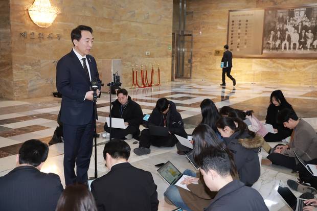 박수현 더불어민주당 수석대변인이 10일 국회에서 조국혁신당과의 합당 논의를 주제로 열린 비공개 의원총회를 마치고 논의 내용을 브리핑하고 있다. 연합뉴스