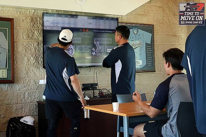 두산 선수들이 호주 시드니 캠프에서 텔레비전을 통해 식사 시간에도 전력 분석에 한창이다. /사진=두산 베어스 제공