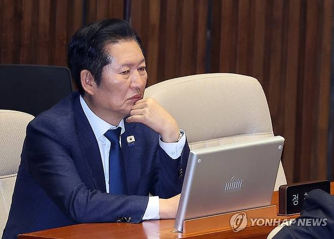 생각에 잠긴 정청래 대표 (서울=연합뉴스) 배재만 기자 = 더불어민주당 정청래 대표가 10일 국회 본회의장에서 열린 경제 분야 대정부질문에서 잠시 생각에 잠겨 있다. 2026.2.10 scoop@yna.co.kr