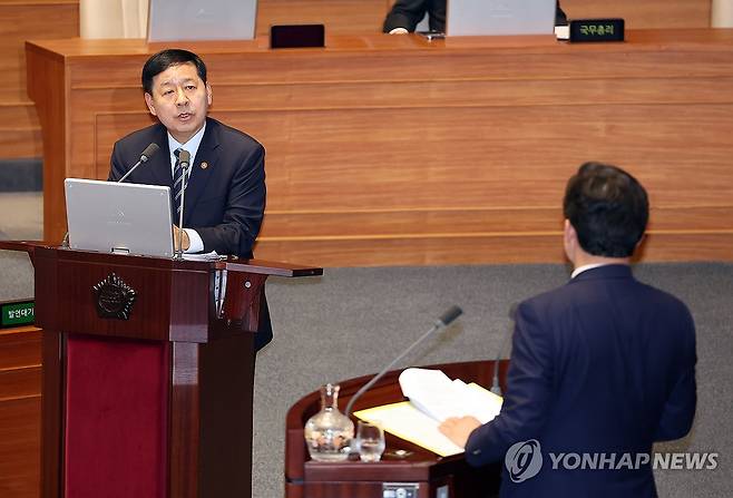 경제 분야 대정부질문 답변하는 구윤철 경제부총리 (서울=연합뉴스) 배재만 기자 = 구윤철 부총리 겸 재정경제부 장관이 10일 국회 본회의장에서 열린 경제 분야 대정부질문에서 국민의힘 윤영석 의원의 질문에 답하고 있다. 2026.2.10 scoop@yna.co.kr