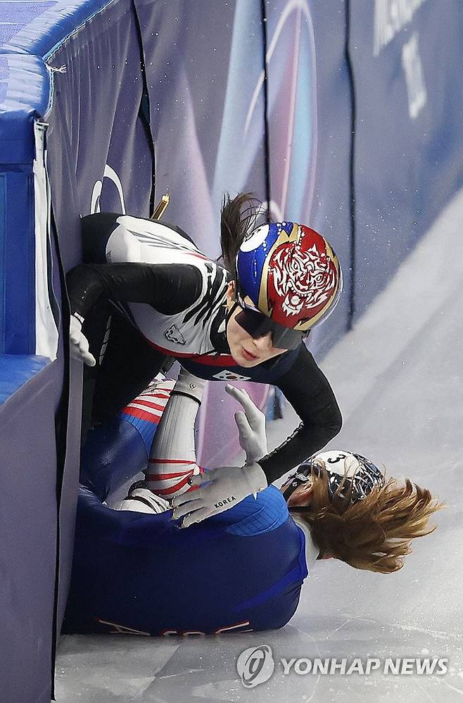 미국 선수와 충돌한 김길리 (밀라노=연합뉴스) 이지은 기자 = 10일(현지시간) 이탈리아 밀라노 아이스스케이팅 아레나에서 열린 2026 밀라노ㆍ코르티나담페초 동계올림픽 쇼트트랙 혼성계주 준결승에서 한국 김길리가 미국 커린 스토더드와 부딪쳐 넘어지고 있다. 2026.2.10 jieunlee@yna.co.kr